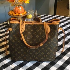 LOUIS VUITTON NEVERFULL MONOGRAM MM TOTE Red Interior With Pouch